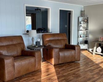 Your Up Year round up North Escape. Everything you need is here! - Presque Isle - Sala de estar