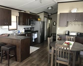 Newly Build Cottage, Home Away From Home - Port Colborne - Kitchen