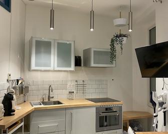 Mrtn Apartments Studio & Suites - Aix-Les-Bains, Hypercentre - Aix-les-Bains - Cucina