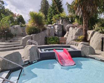 Pacific Shores Resort & Spa - Parksville - Pool