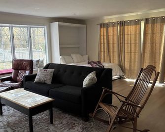 Southbury Charming Studio Retreat on Beautiful Grounds — Sleeps 4 - Southbury - Sala de estar