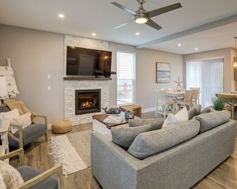Footprints In The Sand By Oyhut Bay Seas - Ocean Shores - Sala de estar