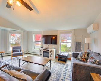 Comfortable Lincoln Home Walk to Main Street! - Lincoln - Living room