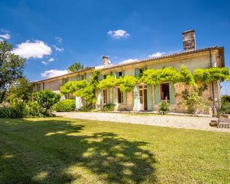Belle maison de charme - Lussac - Building