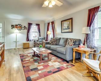 Walk to Adrian College: Family Home in Michigan - Adrian