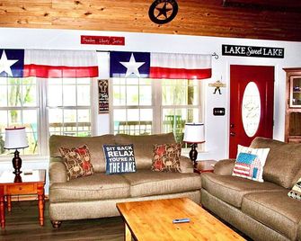 The Lake House on Lake Limestone - Jewett - Living room