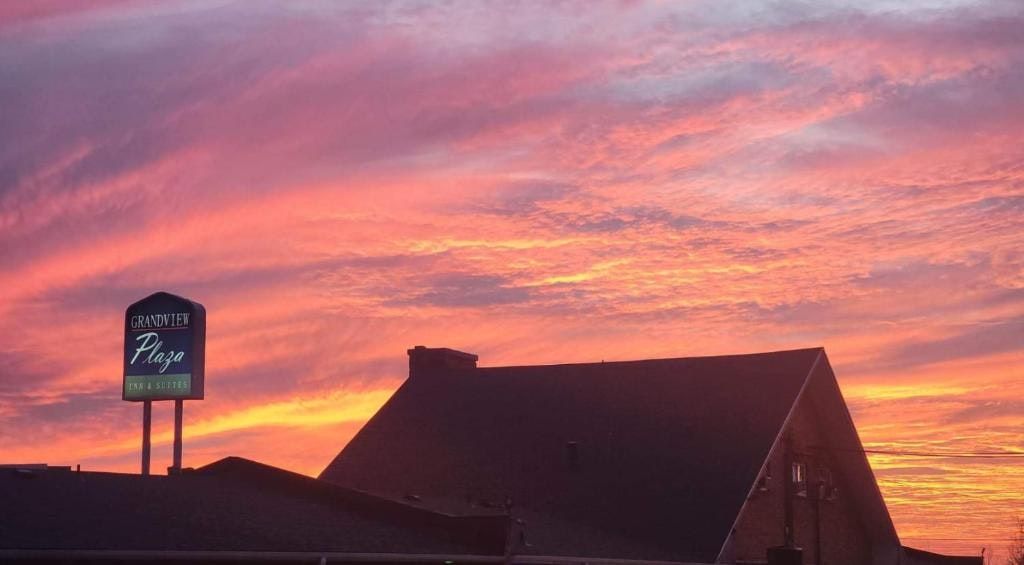 Grand View Plaza Inn And Suites - Junction City - Outdoor view