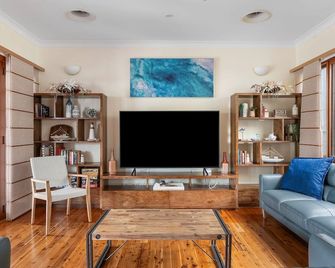 The Boathouse -Pool and Private Slip - Chittaway Point - Pokój dzienny