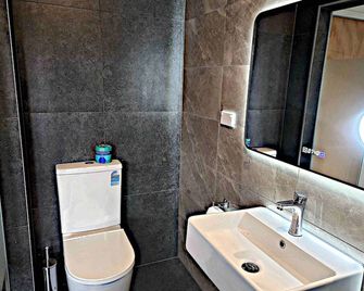 Pipers ski Lodge - National Park Village - Badkamer