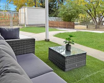 Renovated Suite in WL, 5 Min to Downtown, All New Appliances, Self Check-In - Williams Lake - Innenhof