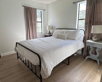 Guest House in the Heart of Old Town Daphne, AL - Daphne - Bedroom