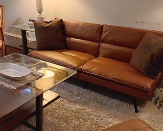 Charming 1-Bedroom Apartment in Great Neighborhood - Great Falls - Living room