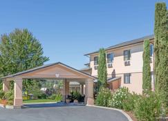 Super 8 by Wyndham Grants Pass - Grants Pass - Toà nhà