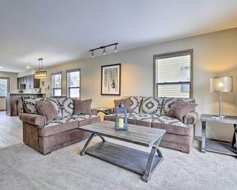 Sleek Frisco Townhome with Views 8 Mi to Copper Mtn - Frisco - Living room