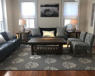 Pristine Home Prime Spot Beach/Town/Cliffwalk! Lead Safe Certificate! - Newport - Living room