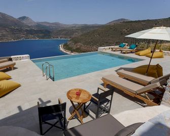 Villa ARIS with shared pool, exposed position over the sea, Peloponnese - Limeni - Pool