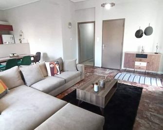 Emerald 110m2 entire floor apt steps to city's heart - Kalamata - Salon