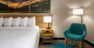 Days Inn & Suites by Wyndham Denver International Airport - Denver - Schlafzimmer