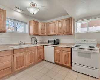 Your Home Away From Home, Charming 1-bedroom apartment with everything you need. - Riverton - Cocina