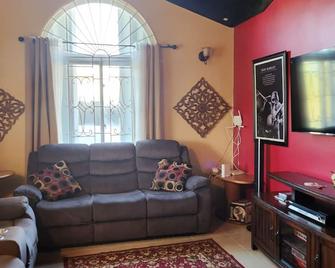 Menas Retreat: Close to beaches, night life, and relaxation - Falmouth - Living room