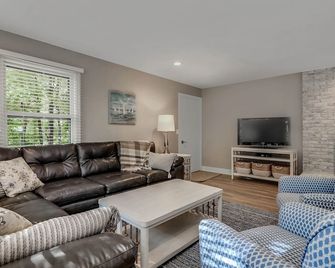 Pure Michigan Cottage! Close to Beaches, Marinas, Dining & Downtown. Sleeps 10 - Holland - Living room