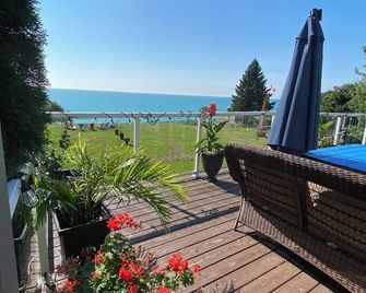 Huron waterfront cottage 8bed/4bath 20+guests/Hotub/2pets/ outshower/beach. - Goderich - Balcony