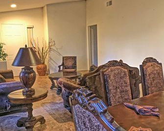 Coachella Fest Home just 2 Miles Away - Coachella - Living room