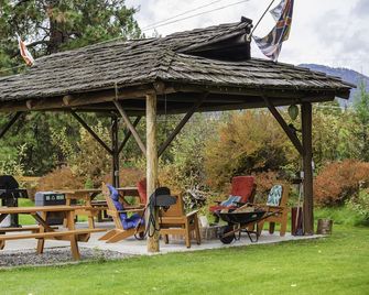 Lakeview Motel - Christina Lake - Patio
