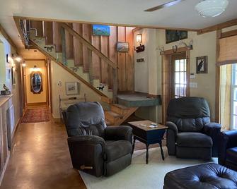 Safe Clarksdale Stay/Secluded 2600 sqft Barn House - Clarksdale - Living room