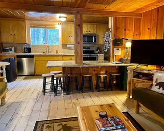 Bears Lair Cabin, Willow Cove, Bass Lake - Bass Lake - Kitchen