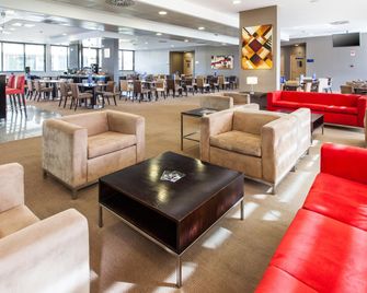 Holiday Inn Express Lisbon - Oeiras By IHG - Oeiras - Area lounge