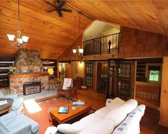 Cozy Log Cabin - Walk To Lake Huron! - Central Huron - Living room