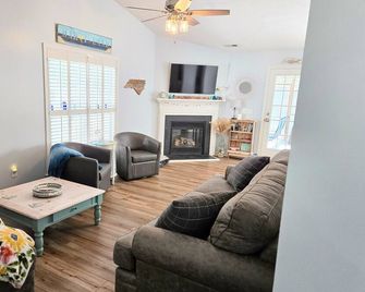The Bee's Knees-Adorable Cottage w/Optional Golf Cart - Oak Island - Sala de estar