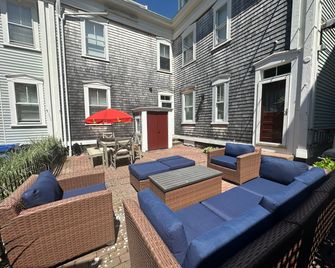 Charming Victorian Home Downtown Newport - Newport - Patio