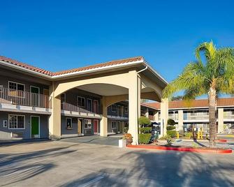 Comfort and Convenience in Signature Temecula! Free Parking, Onsite Pool - Temecula - Bâtiment