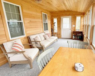 Mill Cove: spacious property w/ water views, kayaks, and close to Acadia! - Trenton - Huiskamer