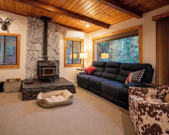Astro's Dogwood Cabin ~ A/C and Rec Center Access - Dorrington - Sala de estar