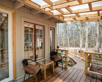 Art, Beauty, Nature: A Woodland Retreat - Pittsboro - Patio