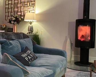 Luxury Central Hale living - Altrincham - Living room