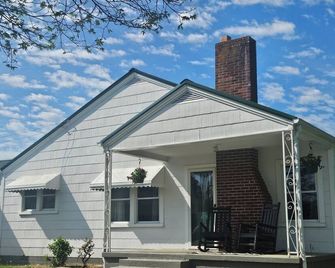 Mountain View Farmhouse: Antique Accents & Peaceful Heritage Charm - Greeneville - Gebäude