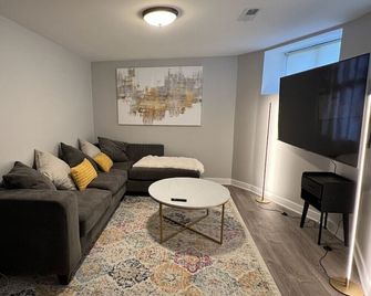 Modern 3 Bedroom Close to Downtown Chica - Chicago - Living room