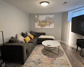 Modern 3 Bedroom Close to Downtown Chica - שיקאגו - סלון