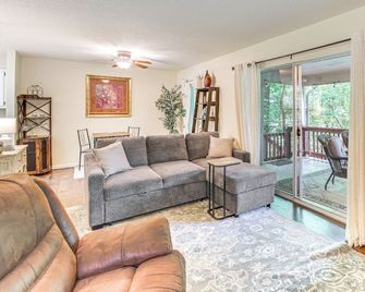 Golf Getaway w/ 9 Courses + Walk to Lake Desoto - Hot Springs Village - Sala de estar