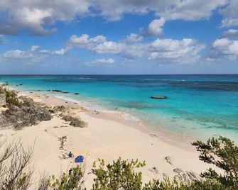 Sand Pebble 1 Bdrm Apt on Marley Beach w/ ocean views & steps to private beach - המילטון - חוף