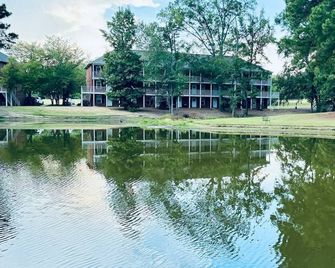 Lakefront Condo - King Bed Full Kitchen - Auburn