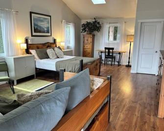 Your getaway home is spacious & private - great for rest and relaxation. - Пауелл Рівер - Спальня