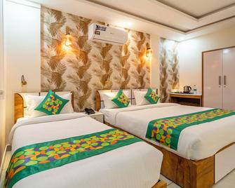 Treebo Thoduvas Star Plaza Cochin Airport - Nedumbassery - Bedroom