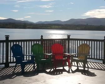 Breathtaking Cottage On Beautiful Historic Lake Champlain! Great fishing access! - Shoreham - Balcón