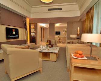 Weihai Haiyue Jianguo Hotel - Weihai - Living room