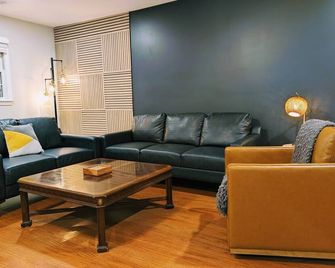 Games Arcade Poker King Beds Kitchen Nea - Marietta - Living room